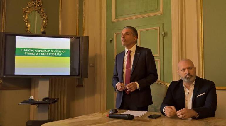Nella foto, il sindaco di Cesena Paolo Lucchi e il presidente della Regione Stefano Bonaccini, il 24 gennaio 2018. Era il giorno degli stanziamenti promessi per il nuovo ospedale. Ora sono realtà