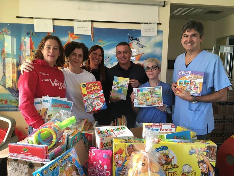 La Nuova Virtus Cesena dona libri e giochi alla ‘Pediatria a misura di Bambino’
