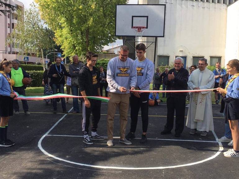 La parrocchia di San Paolo inaugura il nuovo playground di basket