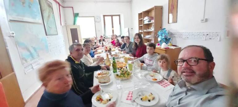 Festa con i profughi ucraini in casa Della Corna a Santa Maria Nuova per la Pasqua ortodossa