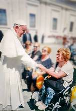 Edda Bertozzi stringe la mano a papa Francesco in piazza San Pietro