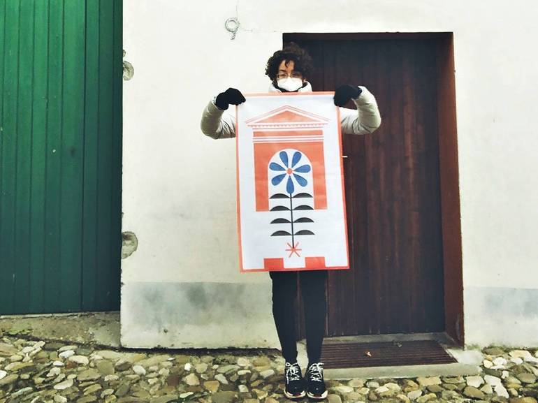 Nella foto Elisa Rocchi con la bandiera di Porta Santi