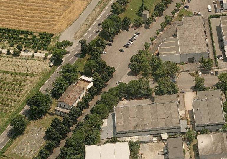 Veduta aerea dell'ex scuola elementare di Case Castagnoli (a sinistra nell'immagine)