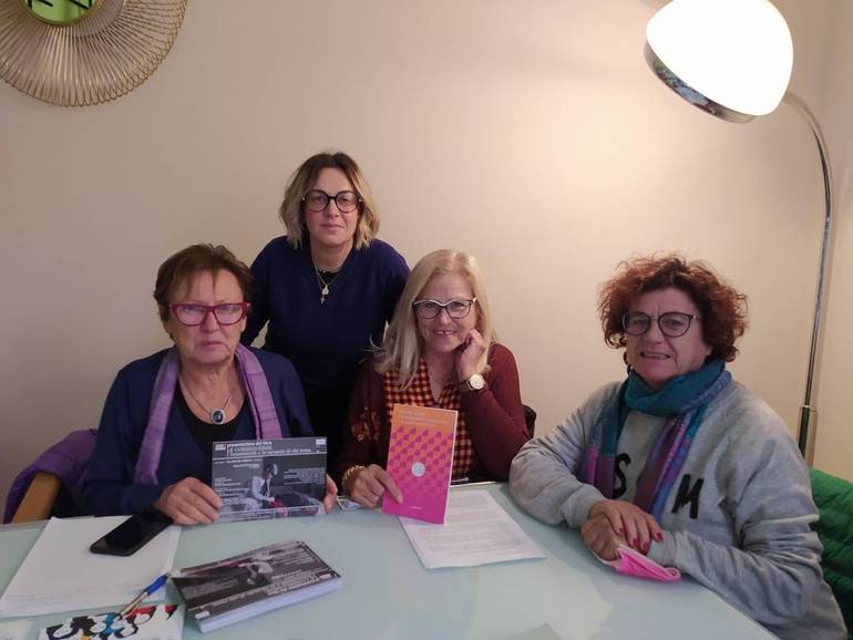 Nella foto la presidente di Ipazia liberedonne, Tiziana Nasolini con alcune componenti dell'associazione, Luciana Garbin, Maria Luisa Pieri e Serena Dellamore