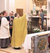 Il parroco fra Marco Pellegrini incensa la statua di san Cristoforo (foto archivio Sandra e Urbano, Cesena)