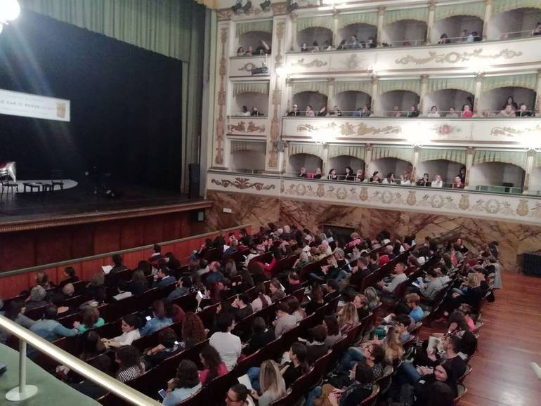Mariangela Gualtieri dialoga con Jovanotti a teatro