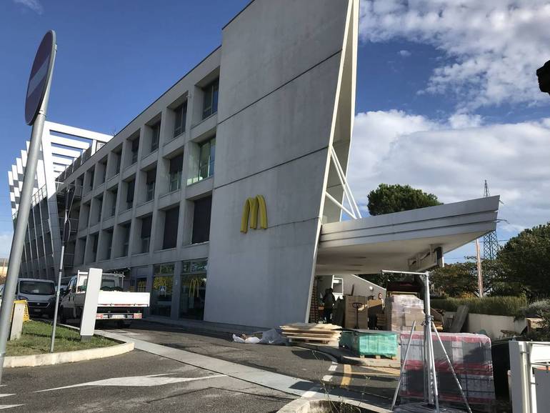 McDonald's chiuso per lavori a Villachiaviche