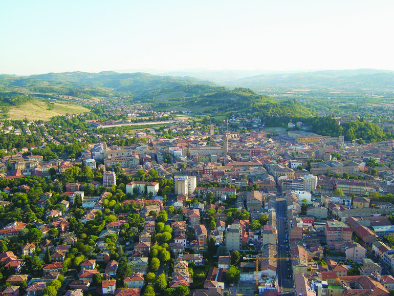 [Foto Mariggiò] In volo sul centro di Cesena, da Corso Cavour verso le colline a sud della città