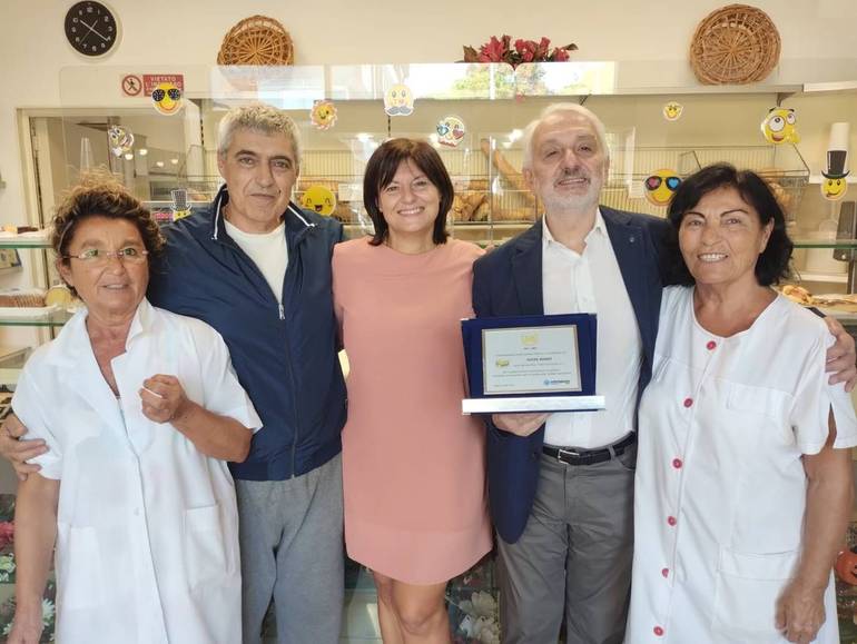 Nella foto, da destra: la premiata Nives Manzi, Giampiero Placuzzi, Cristiana Suzzi, Alberto Valentini e la moglie Donatella.