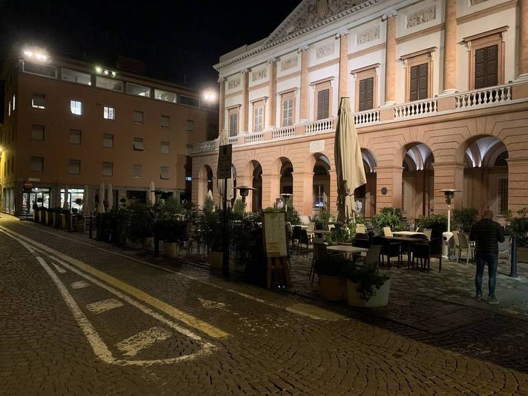 Nella foto piazza Guidazzi deserta alla prima sera del mini lockdown decretatoi ieri dal presidente del Consiglio Giuseppe Conte
