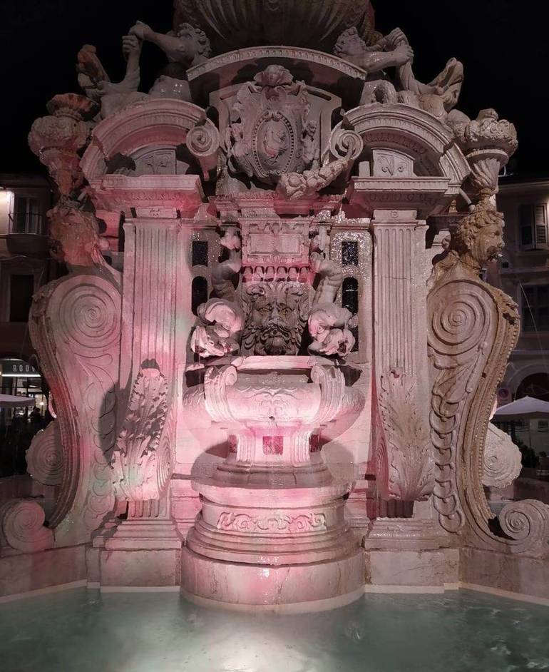 La Fontana Masini di Cesena illuminata di rosa