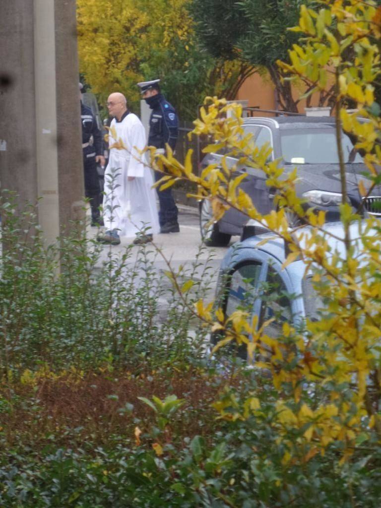 Nella foto, il dottor Paolo Faberi, ancora con la veste da ministrante, in mezzo a due vigili urbani, questa mattina all'esterno della chiesa di Ponte Abbadesse