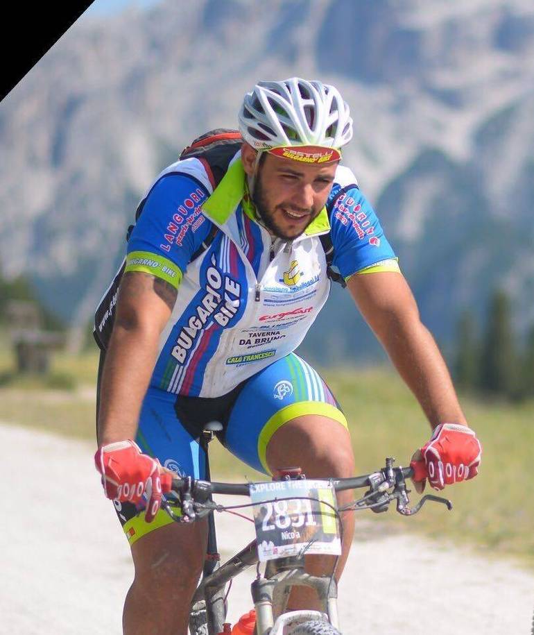 Nicola Parentelli impegnato in una gara di mountain bike sulle Dolomiti. Anno 2015