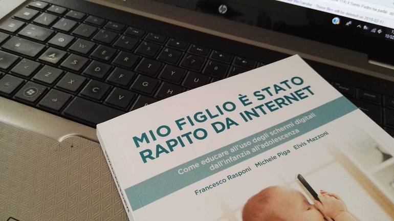 La copertina del libro "Mio figlio è stato rapito da Internet" dei tre di Psichedigitale, Francesco Rasponi, Michele Piga ed Elvis Mazzoni
