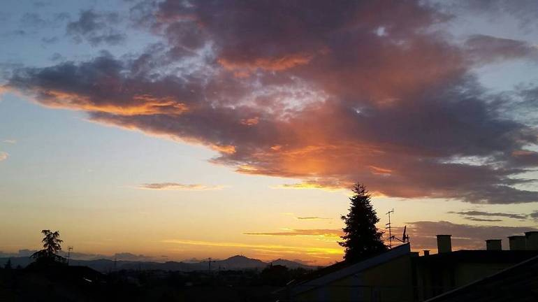 Il tramonto su Bertinoro di due giorni fa. Foto Pier Giorgio Marini