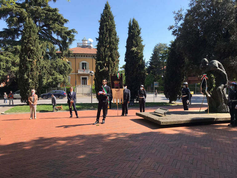 Il sindaco Enzo Lattuca al monumento al partigiano in viale Carducci per il 75esimo della LIberazione