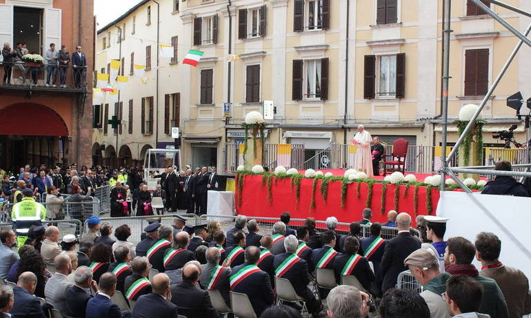 Papa Francesco in piazza del Popolo a Cesena davanti ai sindaci del territorio (foto Mv)