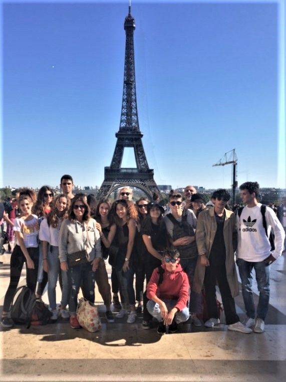 Il gruppo di studenti del Serra con i docenti accompagnatori in soggiorno linguistico a Parigi