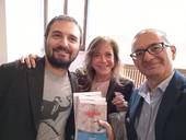 Elide Giordani in mezzo a due degli autori di "Viaggi": Simone Arminio (a sinistra) ed Emanuele Chesi (a destra)