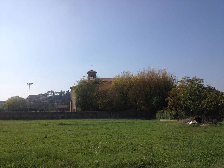 L'area dove dovrebbe sorgere la nuova scuola dell'Osservanza, tra la parrocchia omonima e la via Pietro Carlo Borboni