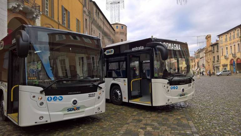 Due nuovi bus modello Citymood 12 in piazza del Popolo a Cesena