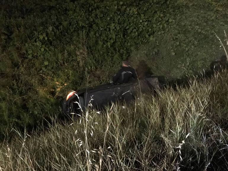 La foto è stata scattata mentre il conducente stava per uscire dall'auto finita nel fossato accanto alla via Emilia, in zona concessionaria Pulzoni