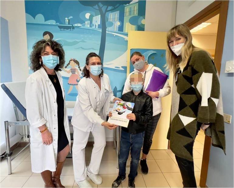Pediatria. Donati volumi in italiano e ucraino per i profughi giunti nel territorio 