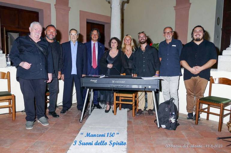 Nella foto: Paolo Turroni insieme all'assessore alla Cultura Carlo Verona e ai protagonisti della terza serata della rassegna andata in scena venerdì 18 agosto