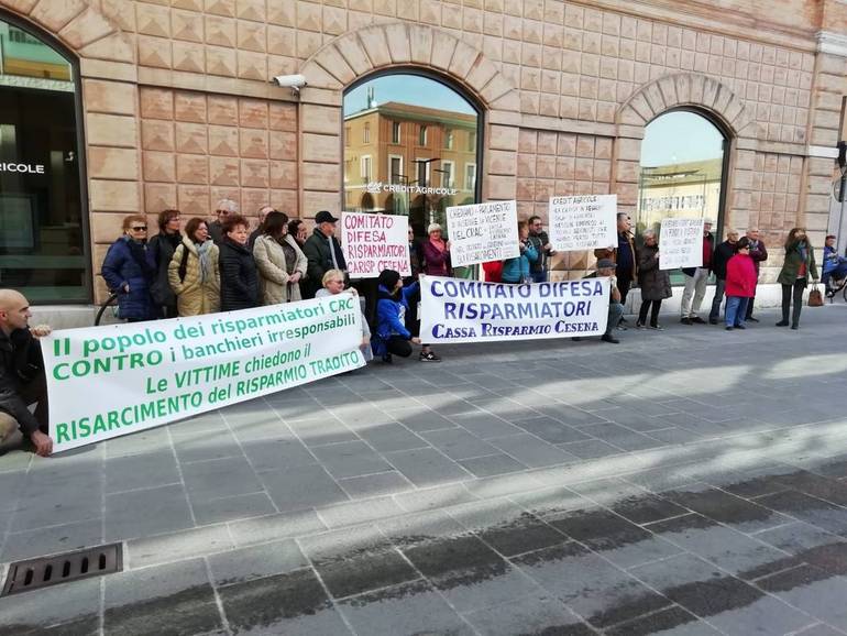 Piccoli risparmiatori ex Carisp manifestano davanti alla sede del Crédit Agricole