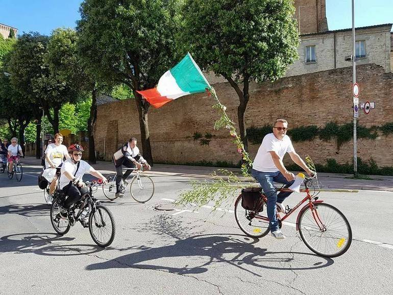 Uno scatto dalla biciclettata del 2018 pro ciclabile in via Emilia Ponente
