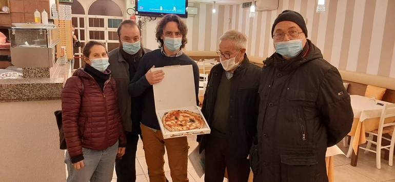 Nella foto: Joseph, titolare della pizzeria Lucullo, con i volontari della San Vincenzo