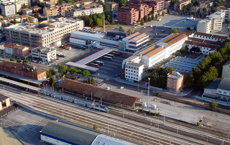 Il complesso dei licei in zona Stazione a Cesena - Foto Mariggiò, archivio Corriere Cesenate