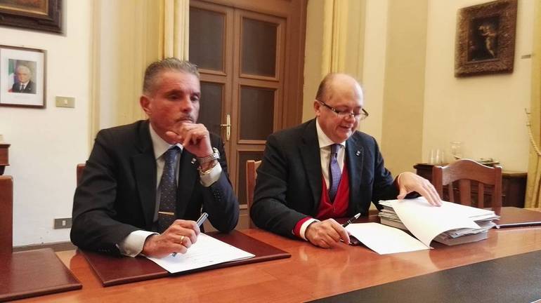 Nella foto, da sinistra il sindaco Paolo Lucchi e il vice sindaco Carlo Battistini durante la conferenza stampa di questa mattina