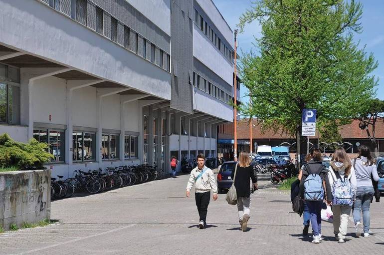 Il Liceo scientifico "Augusto Righi" di Cesena (Foto archivio Corriere Cesenate)