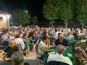 Nella foto una panoramica sui tavoli con le 70 coppie che hanno partecipato al torneo di burraco svoltosi ieri sera