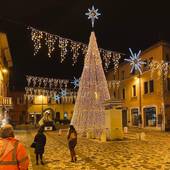 Prove tecniche di decorazione: in piazza Amendola l'albero di Natale di piazza San Marco