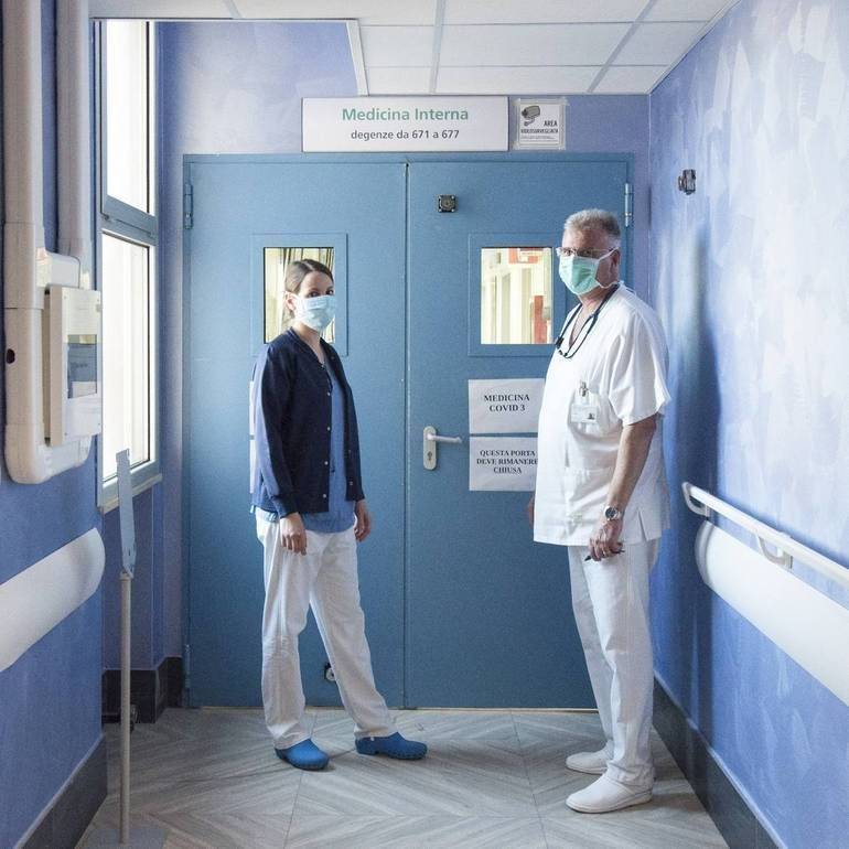 Nella foto, a destra il dottor Beniamino Praticò, primario del reparto di Medicina interna e anche primario del reparto Covid