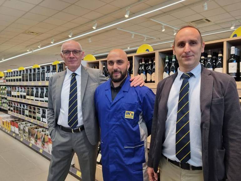 da sx, il direttore generale In's Moreno Fincato, il direttore supermercato di via Roversano Domenico Manola, il responsabile commerciale di zona Stefano Pomi - foto Sa.L.