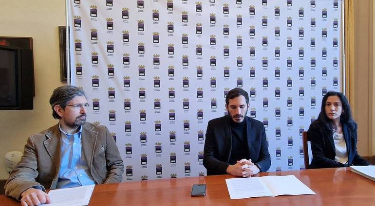 Nella foto: l'assessore al Bilancio Camillo Acerbi, il sindaco Enzo Lattuca e l'assessore alla Sostenibilità ambientale Francesca Lucchi
