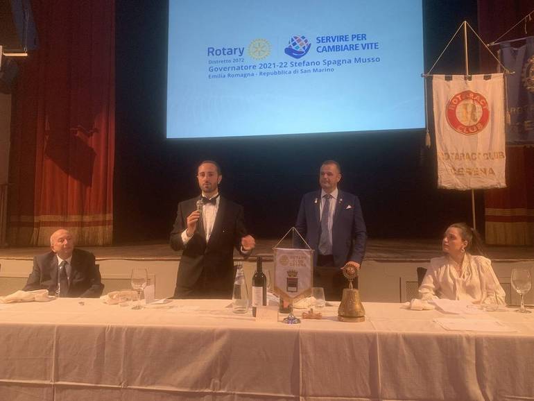 Da sinistra, il giovane ricercatore Simone Battaglia, il presidente del Rotary di Cesena Rocco De Lucia e la presidente del Rotaract Laura Lando