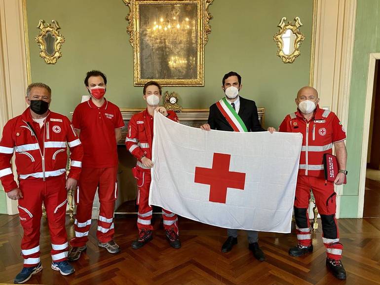 Sabato è la giornata mondiale della Croce rossa: donata bandiera al sindaco
