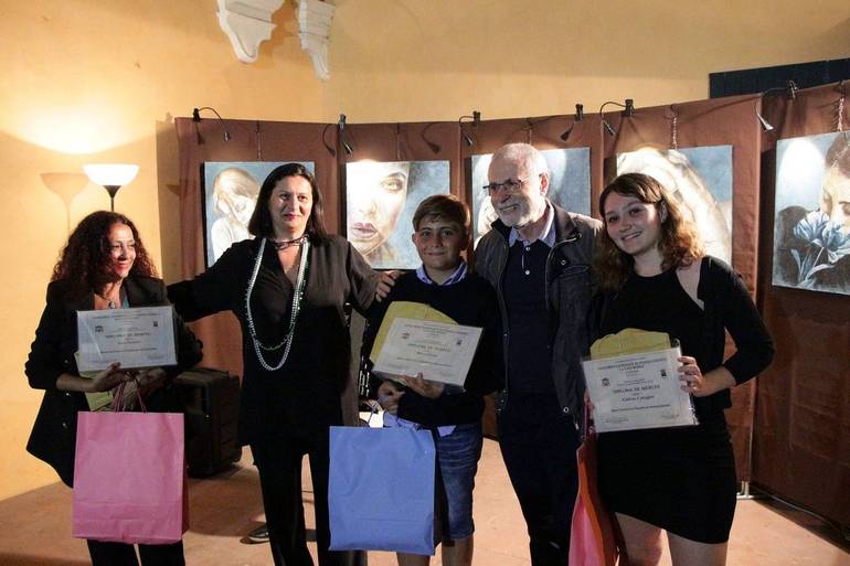 Con il poeta Franco Casadei e la presidente del Consiglio comunale di Cesena, Nicoletta Dall'Ara, i vincitori della sezione junior (Foto Sandra e Urbano - Cesena)