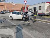 Scontro tra auto al Montefiore, una Peugeot prende fuoco