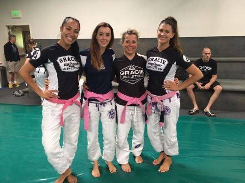 Da sinistra: Victoria Parsons Gracie, istruttrice di Los Angeles, Maddalena Mingucci e Silvia Ricci, assistenti istruttrici di Cesena, Eve Torres Gracie, istruttrice di Los Angeles
