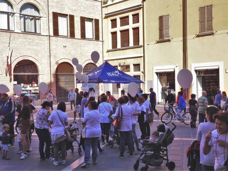 Uno scatto di qualche anno fa da un flashmob in favore dell'allattamento in piazza Giovanni Paolo II a Cesena