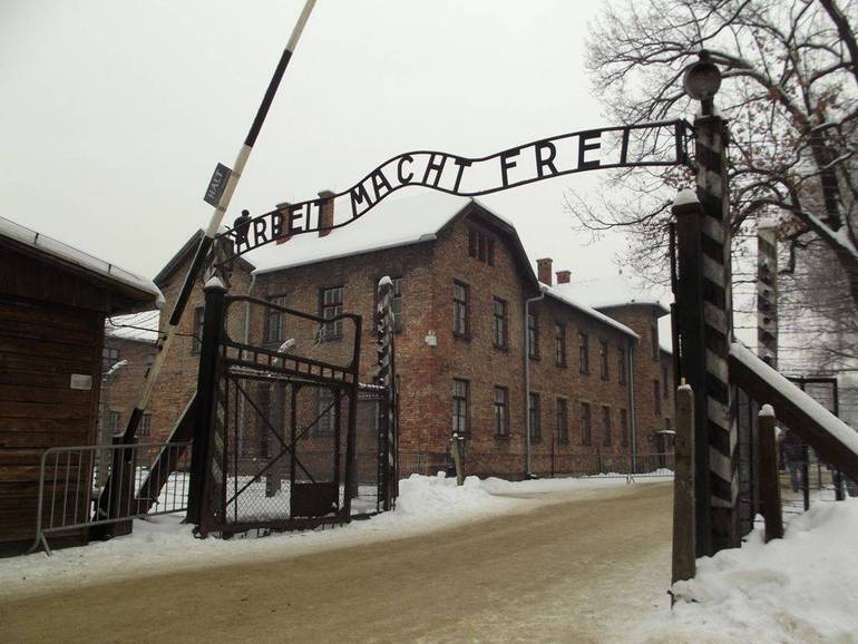 Brama wjazdowa Auschwitz (Wikimedia Commons)