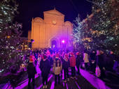 Si accendono le luci, il centro storico attende il Natale