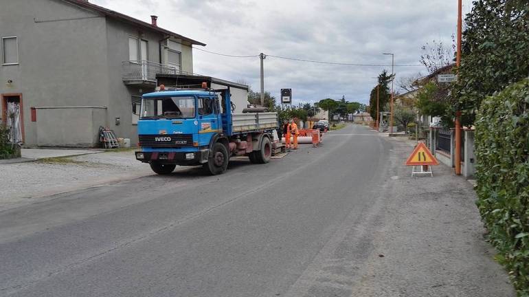 I lavori di ieri mattina, in via Bulgarnò II, per sistemare la strada in cui si era aperta una voragine due giorni fa