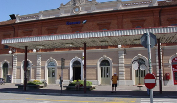 Facciata della stazione ferroviaria di Cesena
