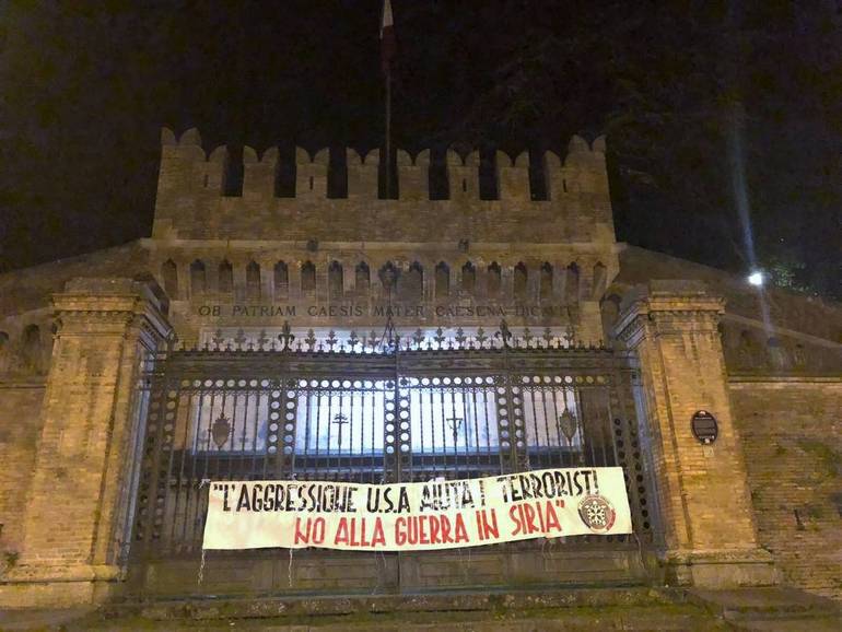 Spuntano a Cesena gli striscioni "pacifisti" di Casapound